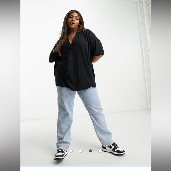 ASOS DESIGN Curve relaxed polo shirt with deep v in black - Picture 2 of 5